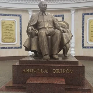 Памятник Абдулле Орипову в Карши